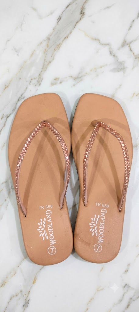 ✨ Woodland Elegant Crystal-Embellished Nude Flip-Flops ✨ (পারফেক্ট লুকের জন্য আভিজাত্য আর আরামের মেলবন্ধন)